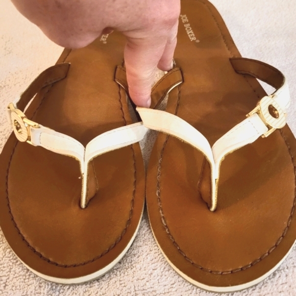 Joe Boxer Leather Brown and White Sandals with‎ Thong Design (Size 5/6) - Picture 5 of 8